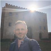 Insegnante di Storia impartisce lezioni a studenti di scuola secondaria di primo e di secondo grado